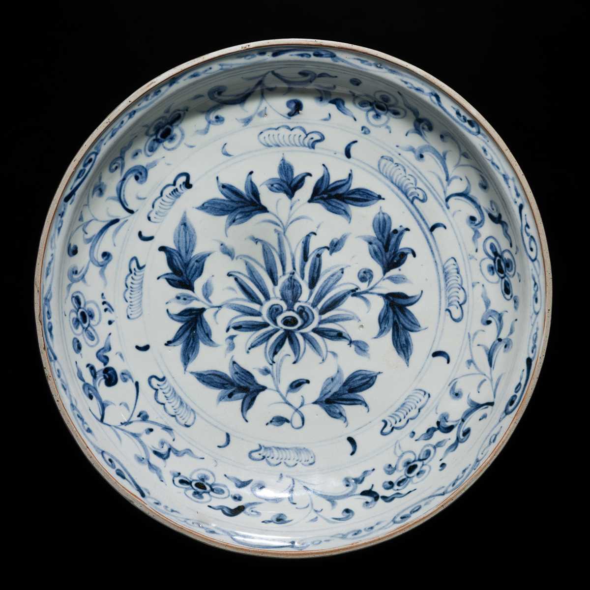 Lot 38 - A LARGE ANNAM BLUE AND WHITE ‘FLORAL’ DISH, 16TH CENTURY