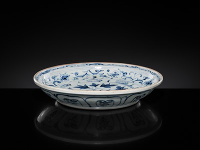 Lot 38 - A LARGE ANNAM BLUE AND WHITE ‘FLORAL’ DISH, 16TH CENTURY