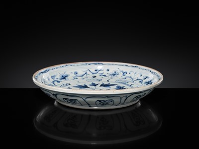 Lot 38 - A LARGE ANNAM BLUE AND WHITE ‘FLORAL’ DISH, 16TH CENTURY