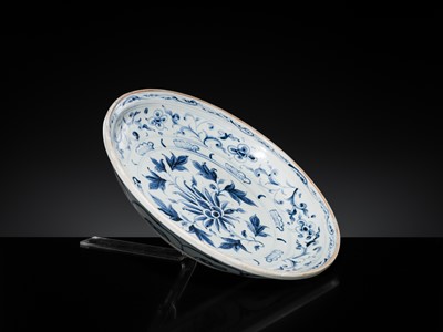 Lot 38 - A LARGE ANNAM BLUE AND WHITE ‘FLORAL’ DISH, 16TH CENTURY
