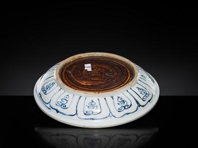 Lot 38 - A LARGE ANNAM BLUE AND WHITE ‘FLORAL’ DISH, 16TH CENTURY