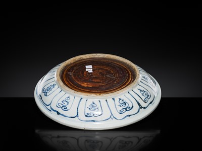 Lot 38 - A LARGE ANNAM BLUE AND WHITE ‘FLORAL’ DISH, 16TH CENTURY