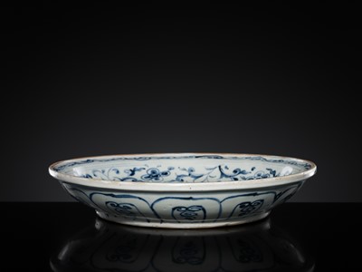Lot 38 - A LARGE ANNAM BLUE AND WHITE ‘FLORAL’ DISH, 16TH CENTURY
