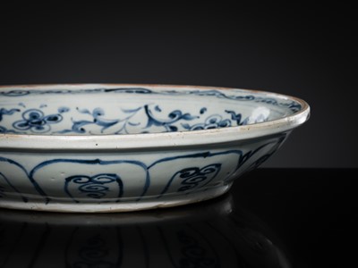 Lot 38 - A LARGE ANNAM BLUE AND WHITE ‘FLORAL’ DISH, 16TH CENTURY
