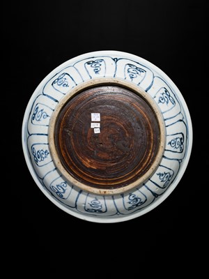 Lot 38 - A LARGE ANNAM BLUE AND WHITE ‘FLORAL’ DISH, 16TH CENTURY