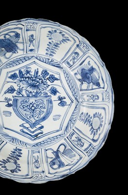 Lot 180 - A BLUE AND WHITE 'KRAAK' CHARGER, TRANSITIONAL PERIOD, FROM THE HATCHER CARGO
