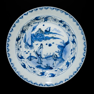 Lot 163 - A LARGE BLUE AND WHITE ‘SCHOLAR’ DISH, WANLI PERIOD