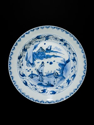 Lot 163 - A LARGE BLUE AND WHITE ‘SCHOLAR’ DISH, WANLI PERIOD