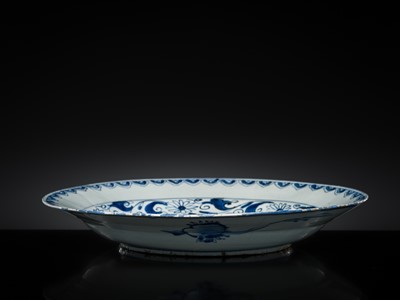 Lot 163 - A LARGE BLUE AND WHITE ‘SCHOLAR’ DISH, WANLI PERIOD