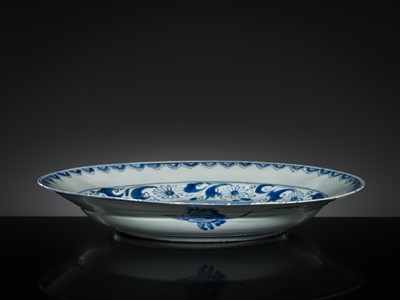Lot 163 - A LARGE BLUE AND WHITE ‘SCHOLAR’ DISH, WANLI PERIOD
