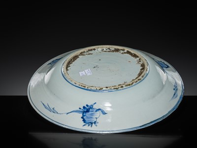 Lot 163 - A LARGE BLUE AND WHITE ‘SCHOLAR’ DISH, WANLI PERIOD