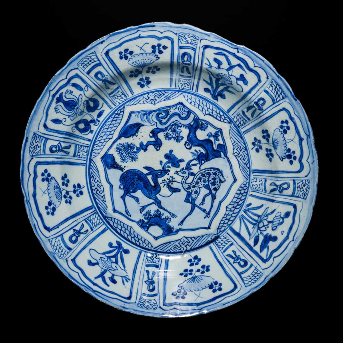 Lot 162 - A BLUE AND WHITE KRAAK ‘DEER’ BRACKET-LOBED DISH, WANLI PERIOD