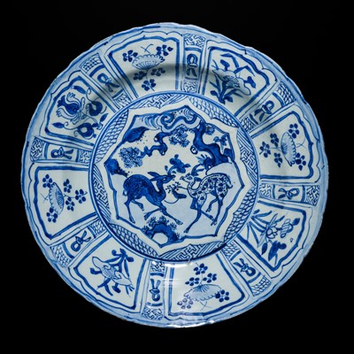Lot 162 - A BLUE AND WHITE KRAAK ‘DEER’ BRACKET-LOBED DISH, WANLI PERIOD