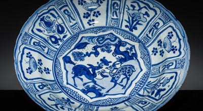 Lot 162 - A BLUE AND WHITE KRAAK ‘DEER’ BRACKET-LOBED DISH, WANLI PERIOD