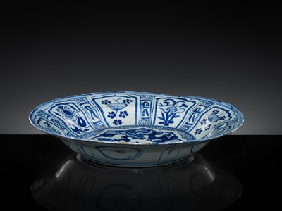 Lot 162 - A BLUE AND WHITE KRAAK ‘DEER’ BRACKET-LOBED DISH, WANLI PERIOD
