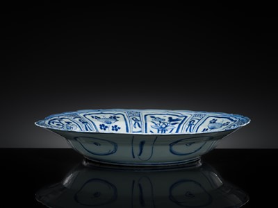 Lot 162 - A BLUE AND WHITE KRAAK ‘DEER’ BRACKET-LOBED DISH, WANLI PERIOD