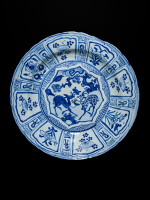 Lot 162 - A BLUE AND WHITE KRAAK ‘DEER’ BRACKET-LOBED DISH, WANLI PERIOD