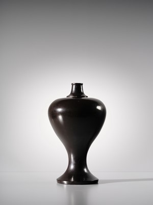 Lot 145 - A KURO-NEGORO RITUAL SAKE FLASK, HEISHI, EARLY EDO PERIOD