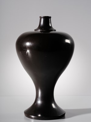 Lot 145 - A KURO-NEGORO RITUAL SAKE FLASK, HEISHI, EARLY EDO PERIOD