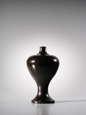 Lot 145 - A KURO-NEGORO RITUAL SAKE FLASK, HEISHI, EARLY EDO PERIOD