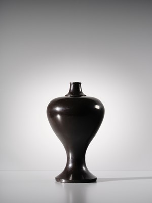 Lot 145 - A KURO-NEGORO RITUAL SAKE FLASK, HEISHI, EARLY EDO PERIOD