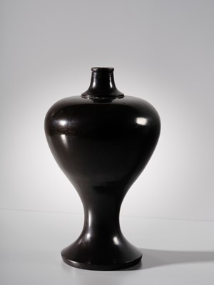 Lot 145 - A KURO-NEGORO RITUAL SAKE FLASK, HEISHI, EARLY EDO PERIOD