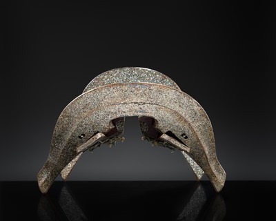 Lot 137 - A SUPERB MOTHER-OF-PEARL-INLAID WOOD KURA (SADDLE), EDO PERIOD