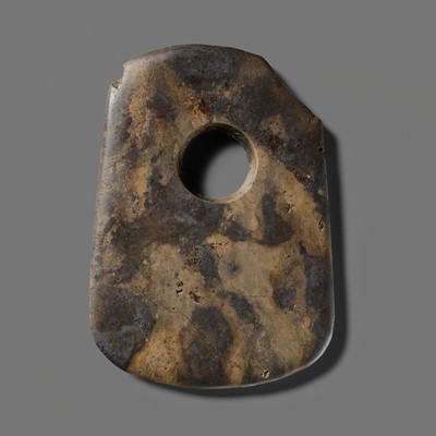 A MOTTLED DARK GREY AND BROWN JADE AXE HEAD, FU, SONGZE OR LIANGZHU CULTURE