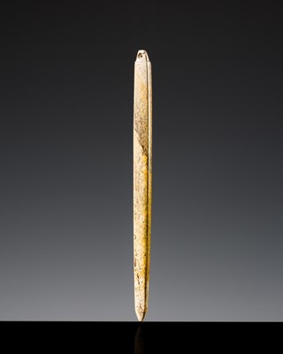 Lot 219 - A MOTTLED YELLOW AND OLIVE-GREEN JADE NEEDLE-FORM PENDANT, LIANGZHU CULTURE