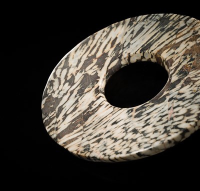 Lot 63 - AN UNUSUAL BLACK AND WHITE ‘STRIPED’ MARBLE DISK, BI, LATE NEOLITHIC PERIOD-EARLY BRONZE AGE