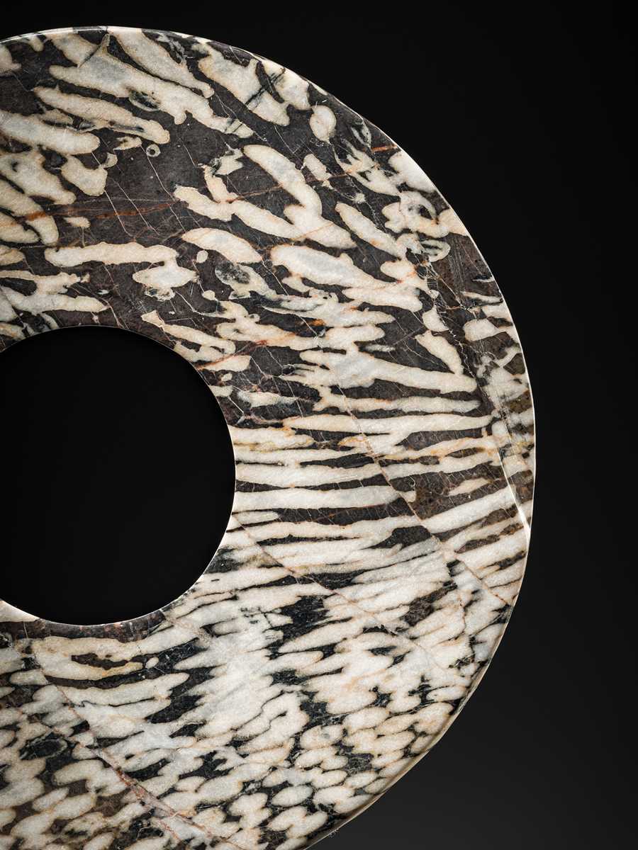 Lot 63 - AN UNUSUAL BLACK AND WHITE ‘STRIPED’ MARBLE DISK, BI, LATE NEOLITHIC PERIOD-EARLY BRONZE AGE