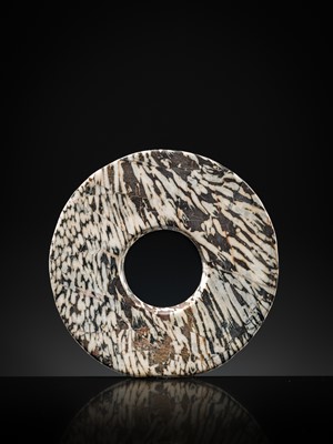 Lot 63 - AN UNUSUAL BLACK AND WHITE ‘STRIPED’ MARBLE DISK, BI, LATE NEOLITHIC PERIOD-EARLY BRONZE AGE