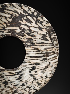 Lot 63 - AN UNUSUAL BLACK AND WHITE ‘STRIPED’ MARBLE DISK, BI, LATE NEOLITHIC PERIOD-EARLY BRONZE AGE