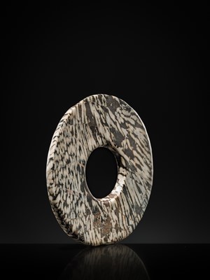 Lot 63 - AN UNUSUAL BLACK AND WHITE ‘STRIPED’ MARBLE DISK, BI, LATE NEOLITHIC PERIOD-EARLY BRONZE AGE