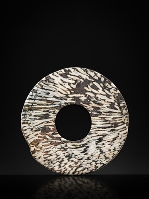 Lot 63 - AN UNUSUAL BLACK AND WHITE ‘STRIPED’ MARBLE DISK, BI, LATE NEOLITHIC PERIOD-EARLY BRONZE AGE