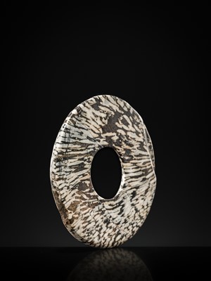 Lot 63 - AN UNUSUAL BLACK AND WHITE ‘STRIPED’ MARBLE DISK, BI, LATE NEOLITHIC PERIOD-EARLY BRONZE AGE