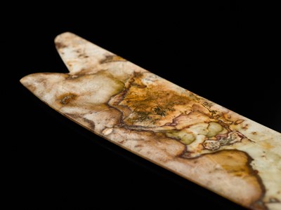 Lot 66 - A LARGE (47 CM) AND EXCEPTIONAL ‘CLOUDED’ JADE CEREMONIAL BLADE, ZHANG, SHANG DYNASTY