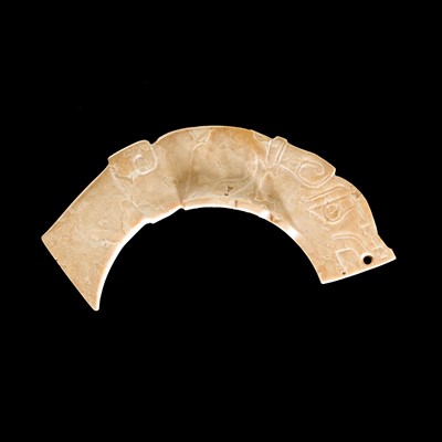 Lot 225 - AN ARC-SHAPED JADE ‘DRAGON’ PENDANT, LATE SHANG DYNASTY