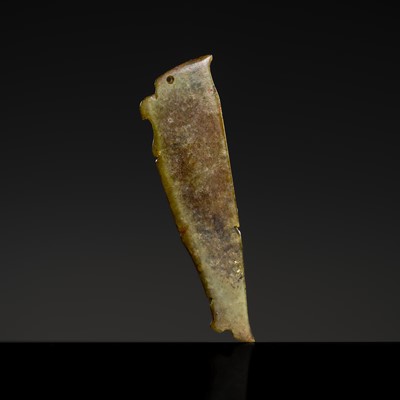 Lot 227 - A GREEN AND RUSSET JADE ‘BIRD’ PENDANT, EARLY WESTERN ZHOU DYNASTY