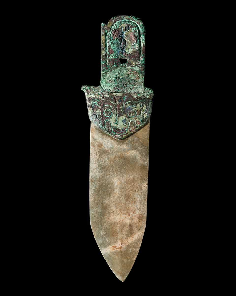 Lot 67 - A VERY RARE JADE HALBERD BLADE WITH BRONZE SHAFT, GE, LATE SHANG DYNASTY, ANYANG PHASE