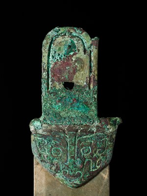 Lot 67 - A VERY RARE JADE HALBERD BLADE WITH BRONZE SHAFT, GE, LATE SHANG DYNASTY, ANYANG PHASE
