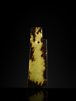 Lot 81 - A GREEN AND BROWN JADE ‘BIRDS AND DRAGON’ CEREMONIAL BLADE, WESTERN ZHOU DYNASTY