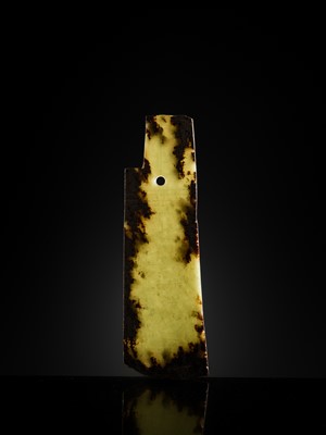 Lot 81 - A GREEN AND BROWN JADE ‘BIRDS AND DRAGON’ CEREMONIAL BLADE, WESTERN ZHOU DYNASTY