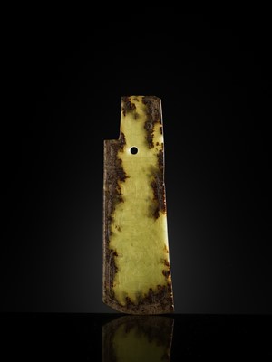 Lot 81 - A GREEN AND BROWN JADE ‘BIRDS AND DRAGON’ CEREMONIAL BLADE, WESTERN ZHOU DYNASTY