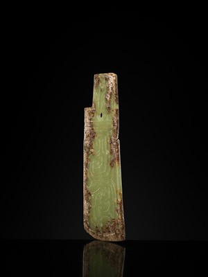 Lot 81 - A GREEN AND BROWN JADE ‘BIRDS AND DRAGON’ CEREMONIAL BLADE, WESTERN ZHOU DYNASTY