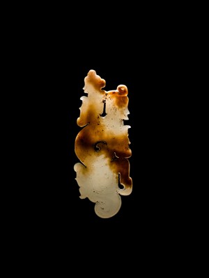 Lot 79 - A SUPERB CELADON JADE ‘HUMAN-DRAGON’ PENDANT, MID-LATE WESTERN ZHOU DYNASTY
