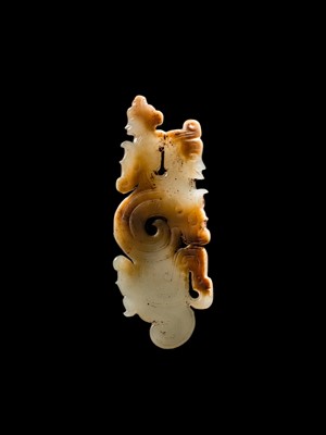 Lot 79 - A SUPERB CELADON JADE ‘HUMAN-DRAGON’ PENDANT, MID-LATE WESTERN ZHOU DYNASTY