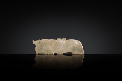 Lot 75 - A CELADON JADE ‘BIRD’ PENDANT, WESTERN ZHOU DYNASTY, 11TH-10TH CENTURY BC