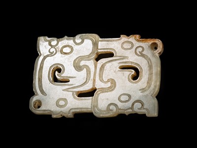 Lot 76 - A WHITE AND RUSSET JADE ‘DOUBLE-DRAGON’ PENDANT, LATE WESTERN ZHOU DYNASTY