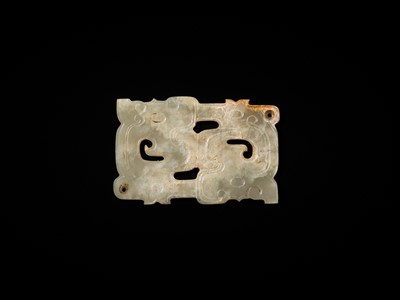 Lot 76 - A WHITE AND RUSSET JADE ‘DOUBLE-DRAGON’ PENDANT, LATE WESTERN ZHOU DYNASTY